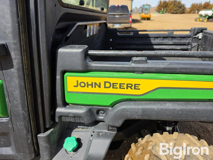 2021-john-deere-gator-image-10