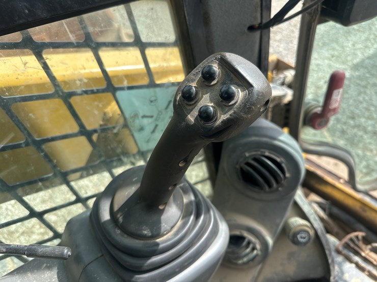 2017-caterpillar-239d-image-33