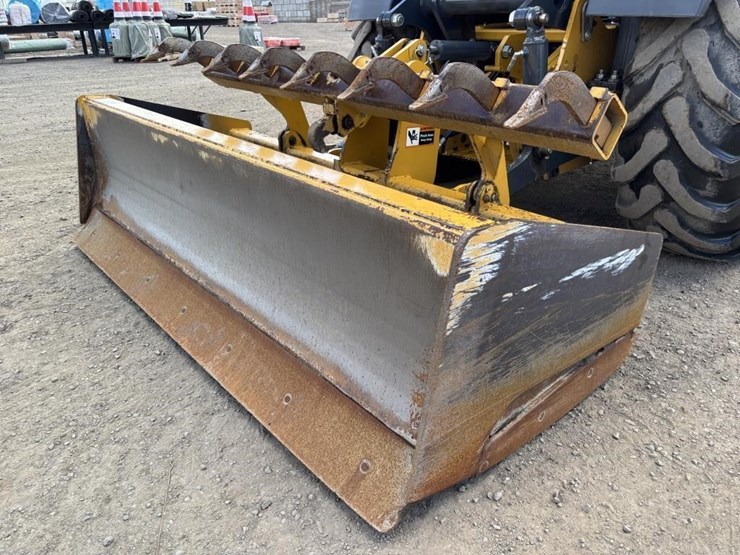 2018-deere-210lep-image-16