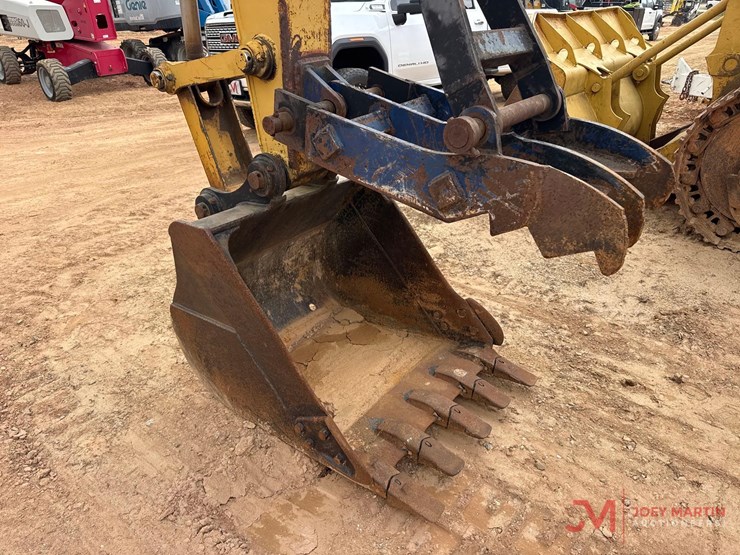 caterpillar-e120b-image-12