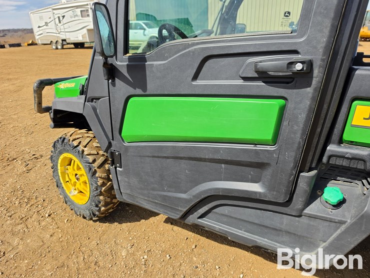 2021-john-deere-gator-image-14