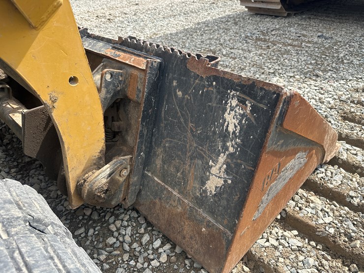 2017-caterpillar-239d-image-30