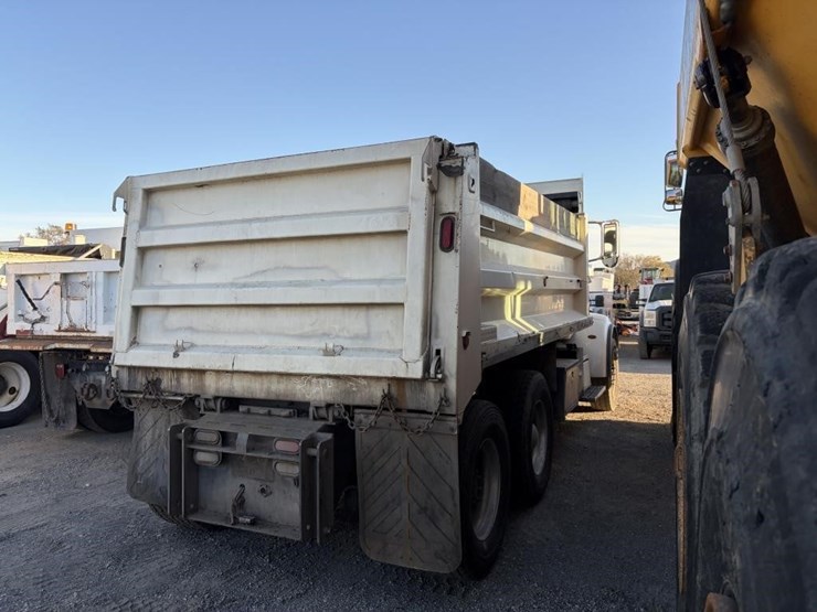 2015-peterbilt-365-image-3