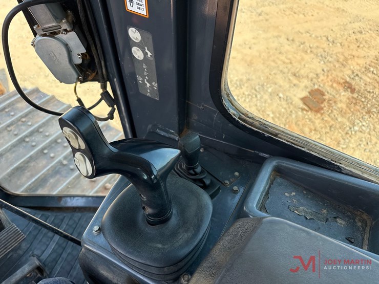 2016-deere-650k-lgp-image-23