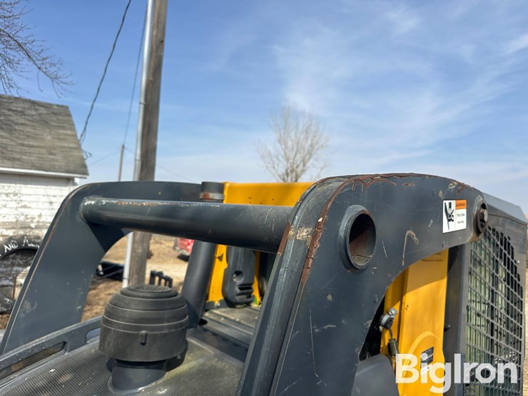 2015-deere-326e-image-15