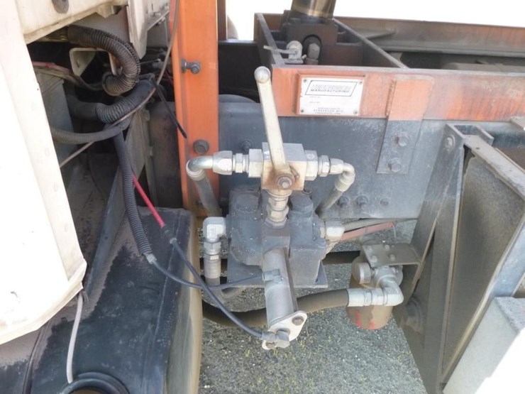 2001-freightliner-fl70-image-23