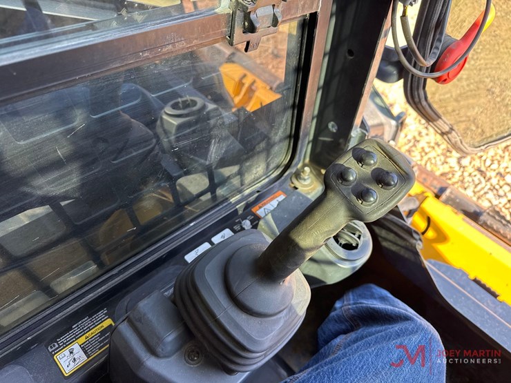 2023-deere-317g-image-21