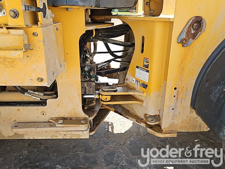 2017-deere-624k-image-9