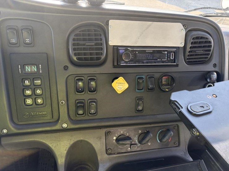 2014-freightliner-m2-106-image-17