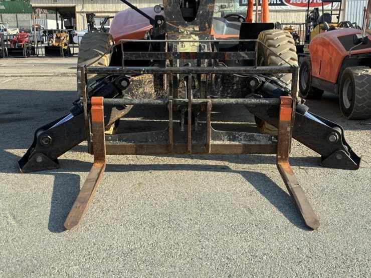 2015-jlg-1055-image-7