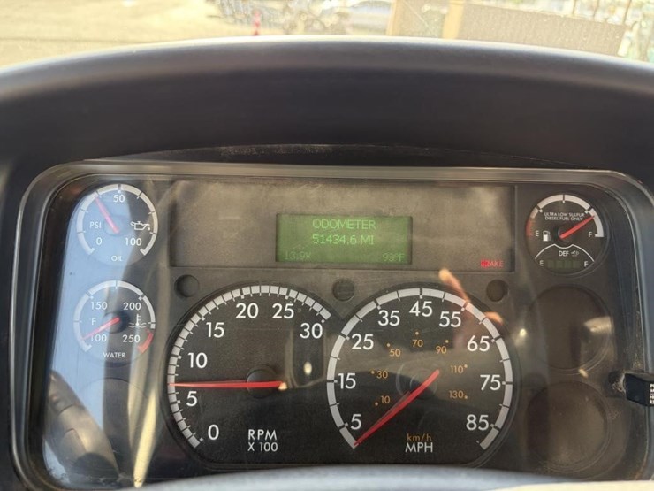 2018-freightliner-m2-106-image-15