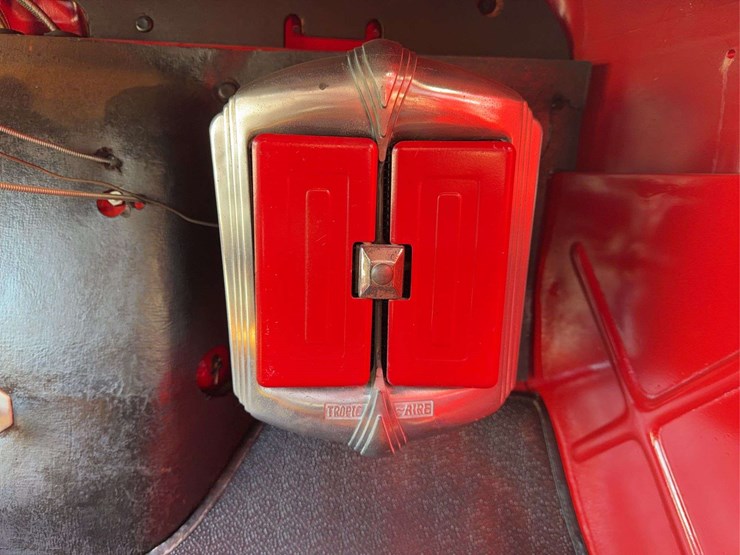 1937-international-d2-panel-truck-image-21