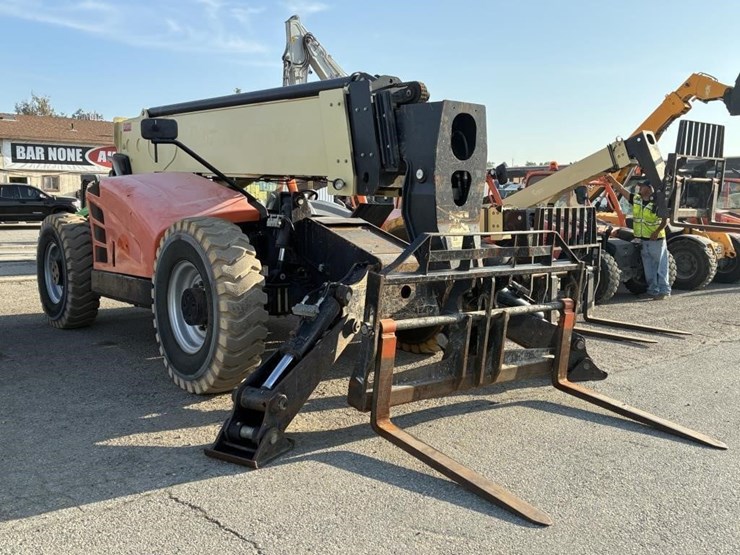 2015-jlg-1055-image-2