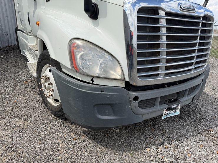 2018-freightliner-122sd-image-42