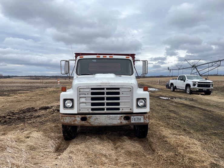 #113-•-1982-international-1754-single-axle-grain-truck-(has-wi-title)-image-9