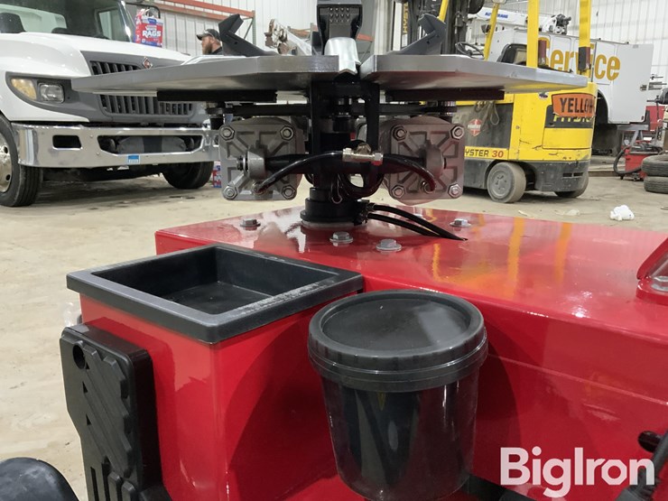 2025-massey-ferguson-730-image-18