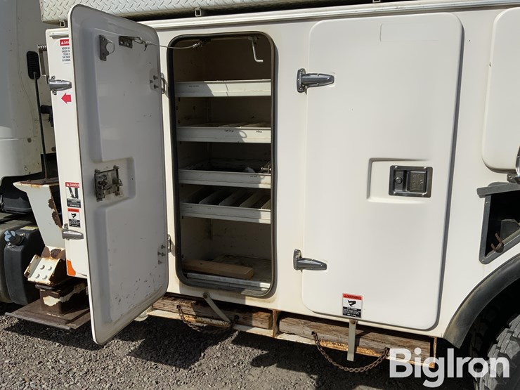 2015-freightliner-m2-106-image-19