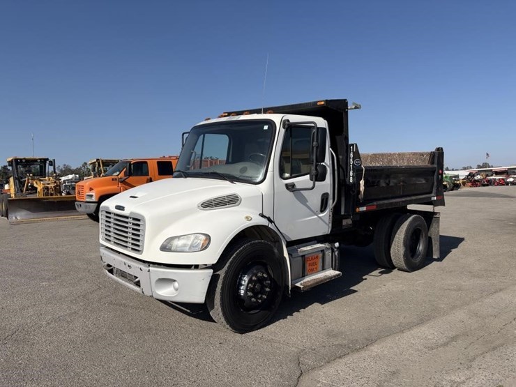 2018-freightliner-m2-106-image-1