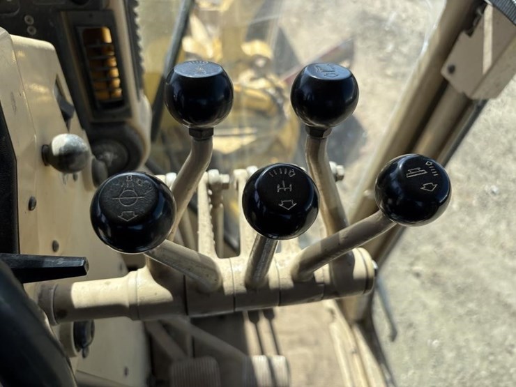 2006-caterpillar-143h-image-46