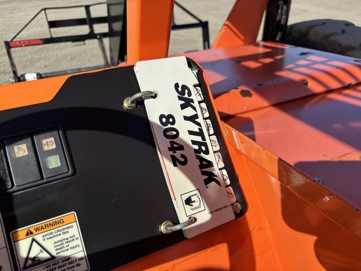 2016-jlg-8042-image-31