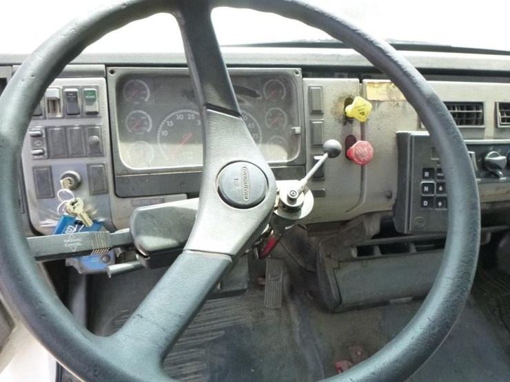 2001-freightliner-fl70-image-10