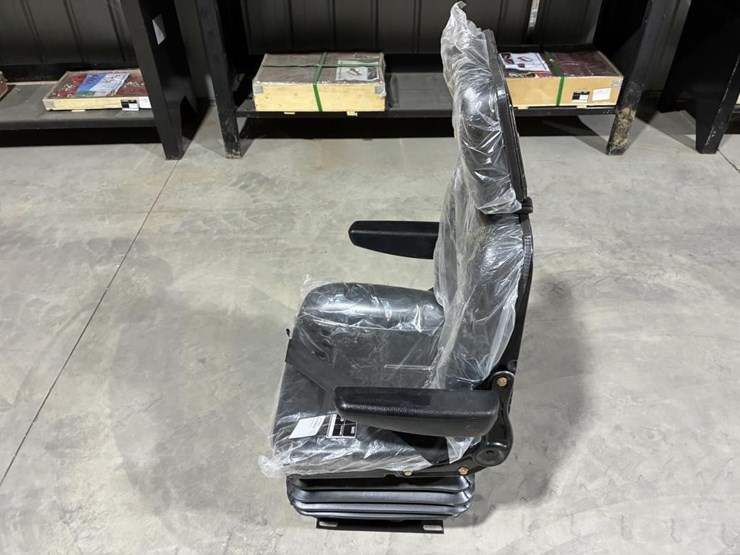 giyi-excavator-seat-image-2