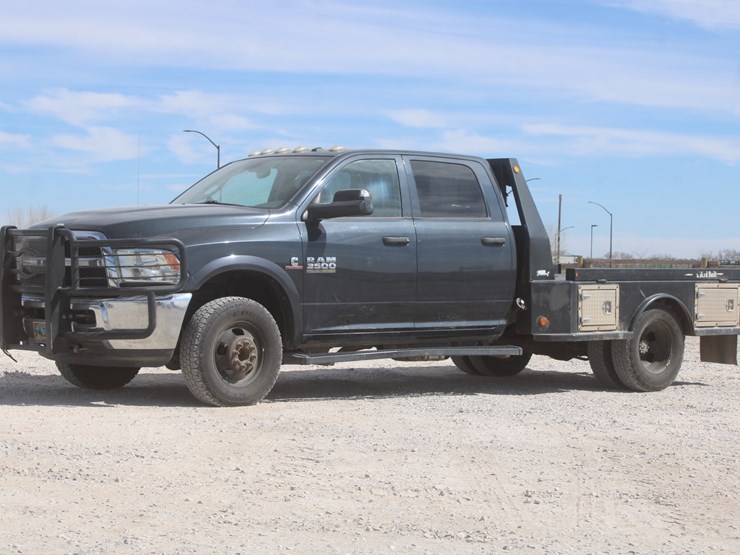 2015-dodge-3500-image-1