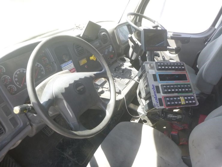 2017-freightliner-m2-106-image-18