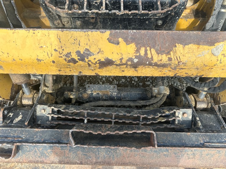 2017-caterpillar-239d-image-24