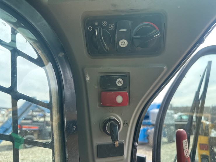 2019-caterpillar-239d-image-35