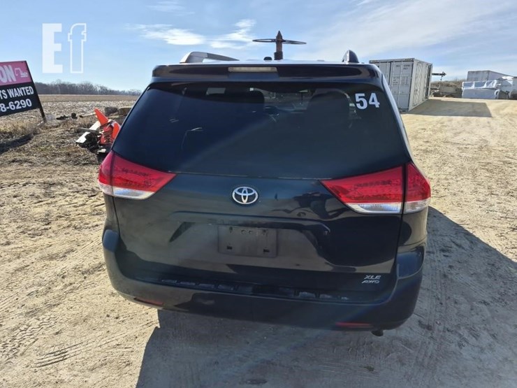 2011-toyota-sienna-image-7