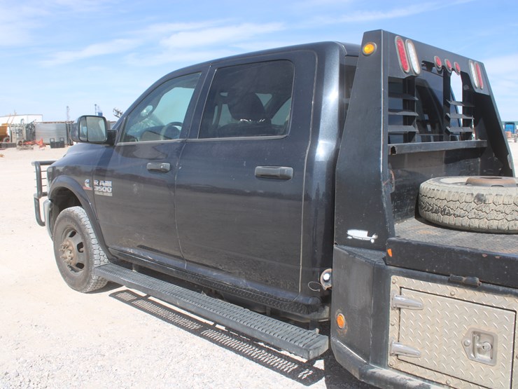 2015-dodge-3500-image-17