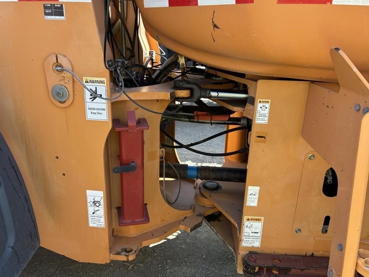 2009-case-721e-image-11