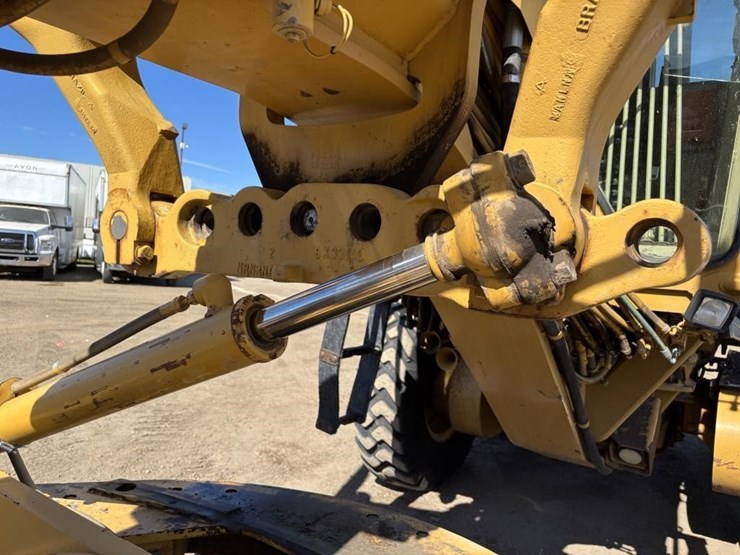 2006-caterpillar-143h-image-13