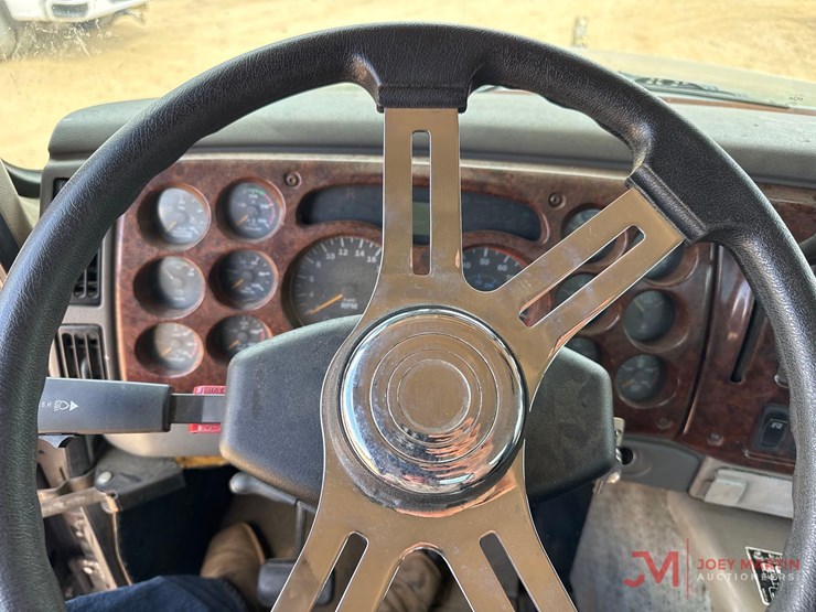 2001-mack-ch613-image-38