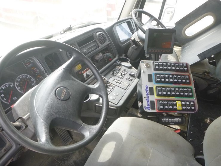 2016-freightliner-m2-106-image-12