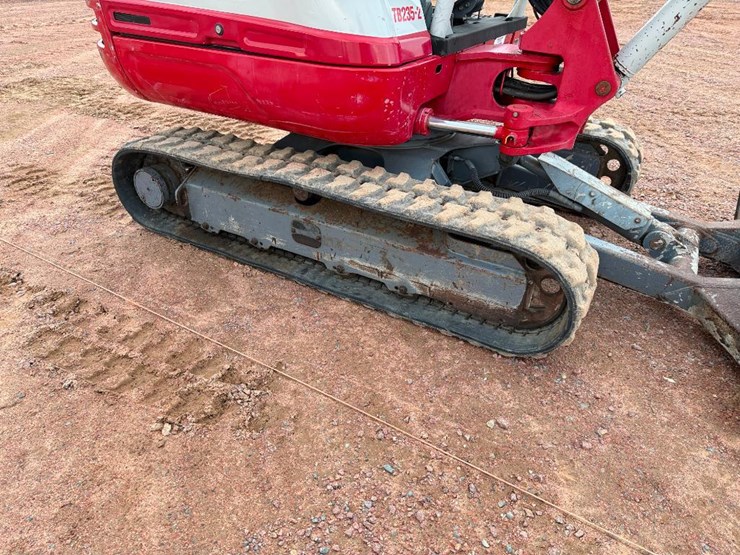takeuchi-tb235-2-image-12