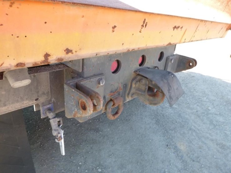 2001-freightliner-fl70-image-26