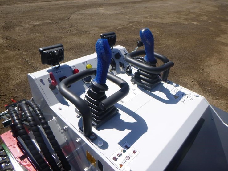 battler-st28h-6-skid-steer-track-loader-image-16