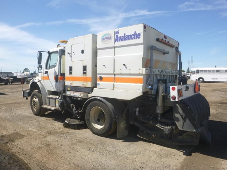 2017-freightliner-m2-106-image-4