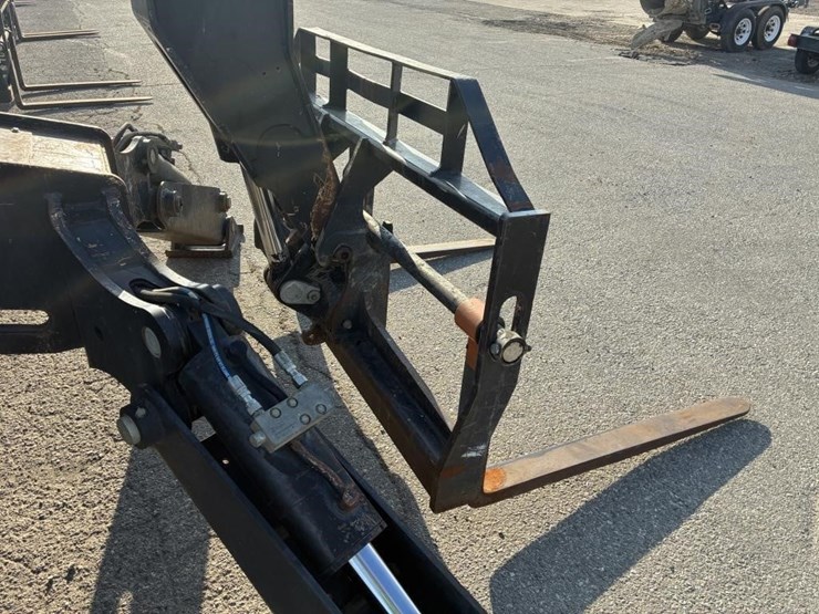 2015-jlg-1055-image-9