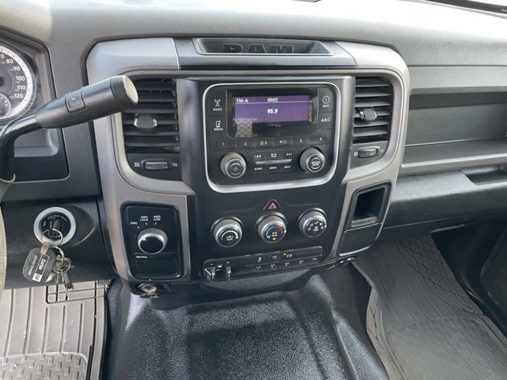 2014-ram-5500-crew-cab-4x4-flatbed-truck-image-18