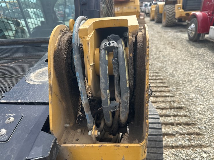 2017-caterpillar-239d-image-14