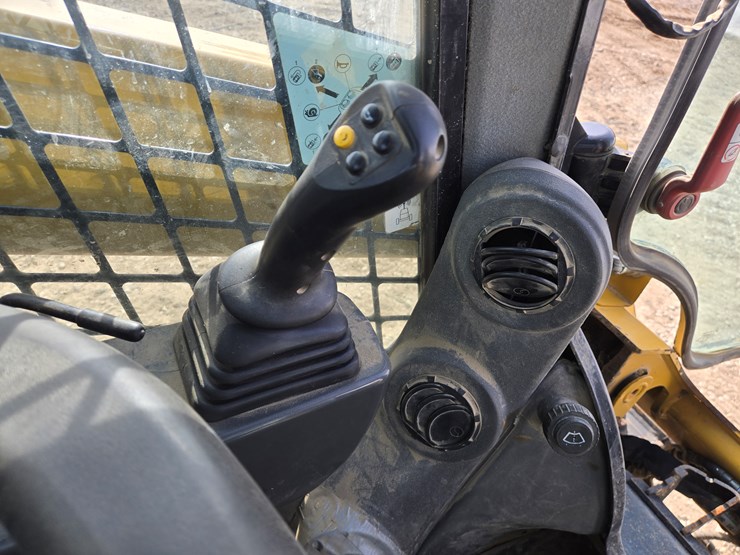 2019-caterpillar-259d3-image-38