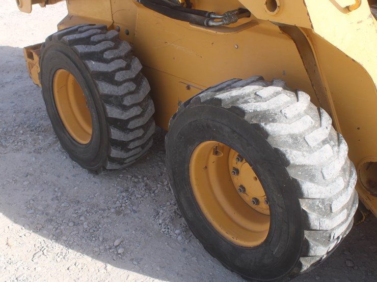 john-deere-325-image-13