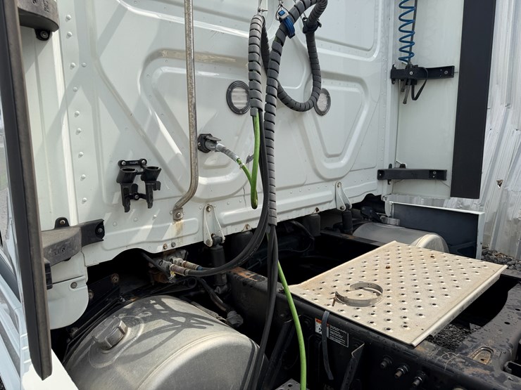 2018-freightliner-122sd-image-28