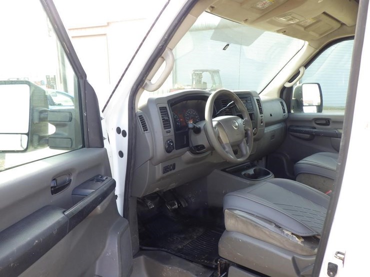 2014-nissan-nv2500-image-5