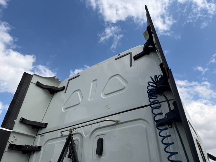 2018-freightliner-122sd-image-55