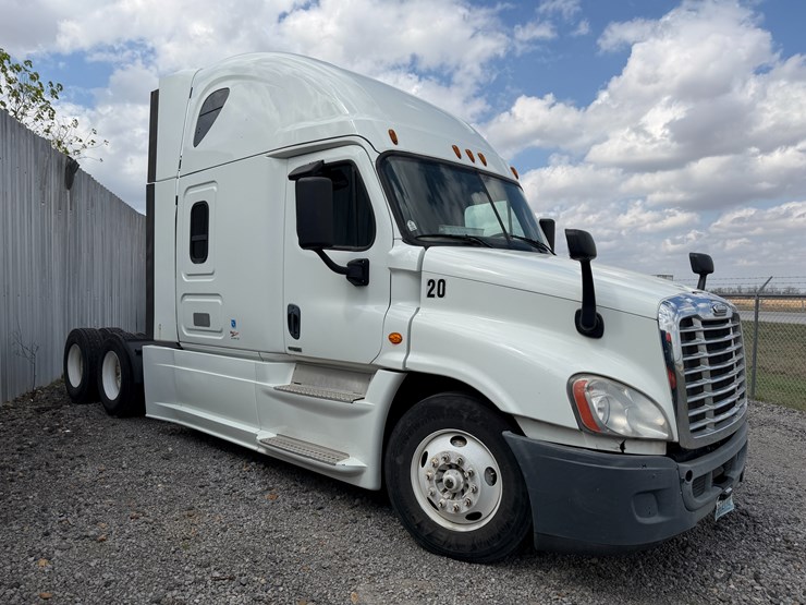 2018-freightliner-122sd-image-2