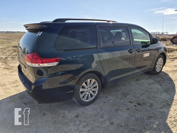 2011-toyota-sienna-image-5